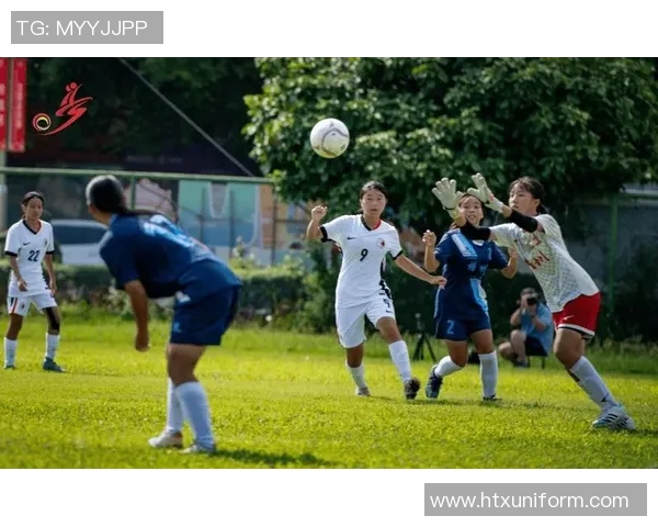 与足球明星同框拍照的精彩瞬间记录你的偶像之旅与梦想成真 与足球明星同框拍照的精彩瞬间记录你的偶像之旅与梦想成真