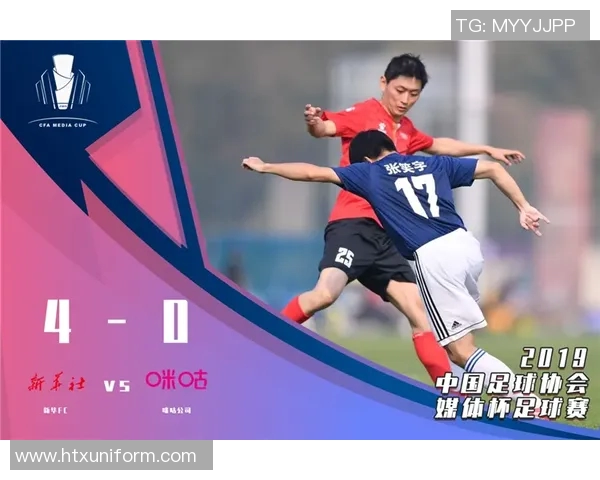 足球巨星化身时尚达人凌空抽射展现完美风采与运动魅力