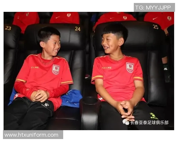 腼腆男孩如何蜕变为足球明星的励志故事与成长历程 腼腆男孩如何蜕变为足球明星的励志故事与成长历程