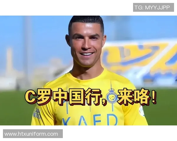 足球明星悠闲散步引发众人围观瞬间尽显明星魅力与人气